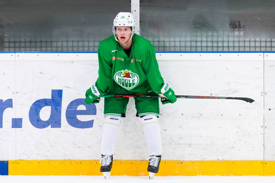 Kevin Wennström på en träning med ishockeylaget Rögle