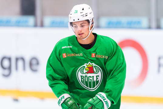Nils Höglander på en träning med ishockeylaget Rögle