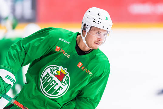 Jakob Ragnarsson på en träning med ishockeylaget Rögle