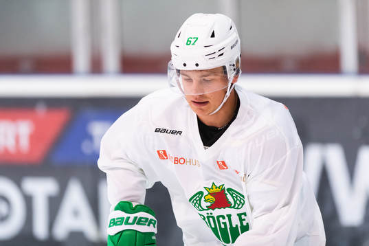 Leon Bristedt på en träning med ishockeylaget Rögle