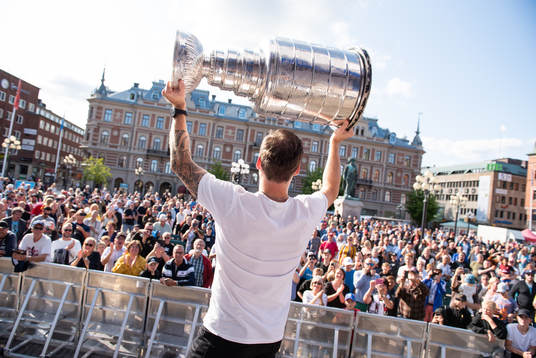 Alexander Steen lyfter pokalen mot publiken