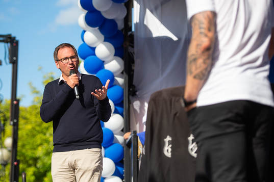 Sundsvall kommunstyrelsens ordförande Peder Björk hyllar