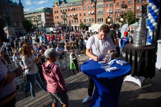 Alexander Steen skriver autografer