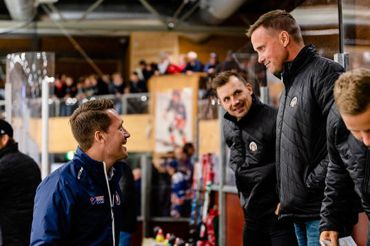 Växjös tränare Sam Hallam pratar med Frölundas tränare