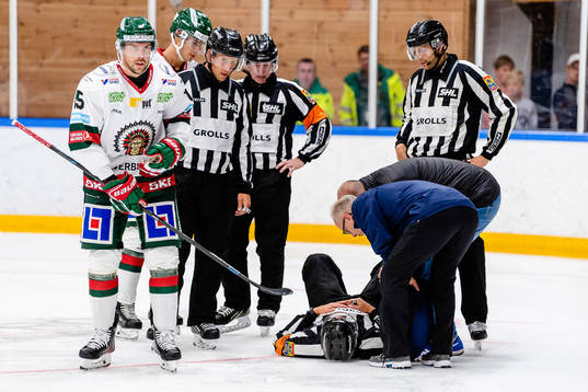 Domare Mikael Andersson blir liggandes på isen