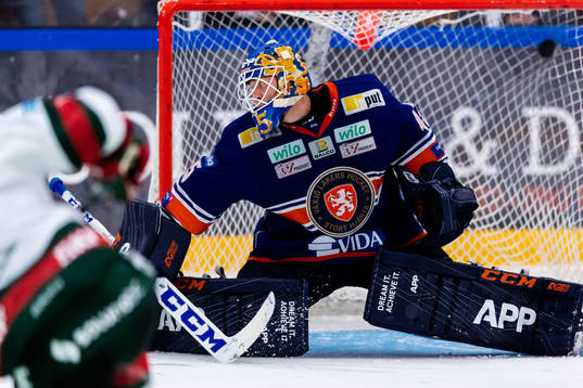 Frölundas Karl Stollery gör mål bakom Växjös målvakt