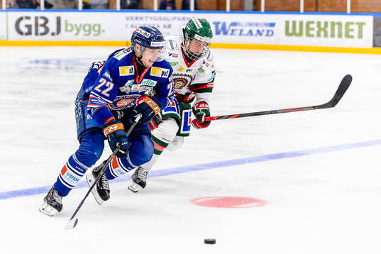 Växjös Jakob Forsbacka Karlsson jagas av Frölundas Lucas