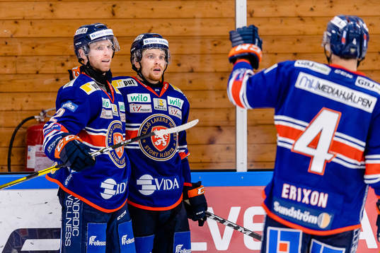 Växjös Mathew Bodie och Brendan Shinnimin jublar