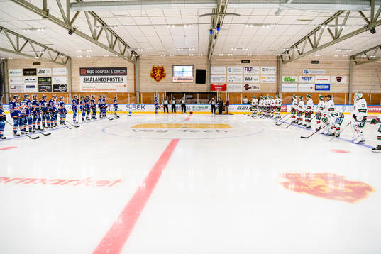 Domare Pehr Claesson uppmärksammas före träningsmatchen
