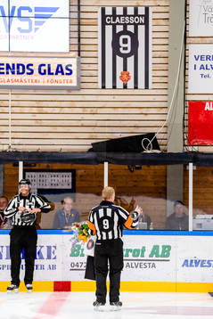 Domare Pehr Claesson uppmärksammas före träningsmatchen