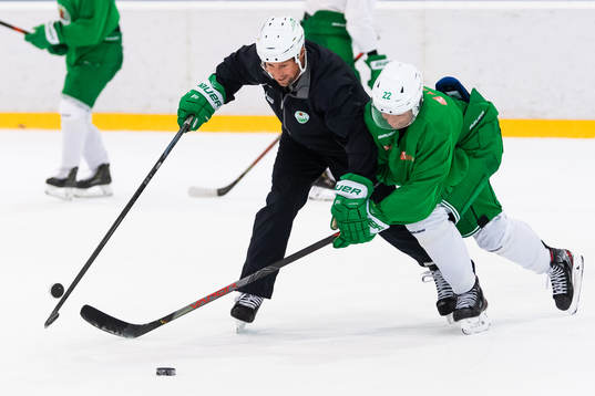 Rögles tränare Cam Abbott i kamp om pucken med Samuel