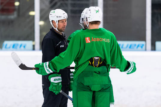 Rögles tränare Cam Abbott på en träning med