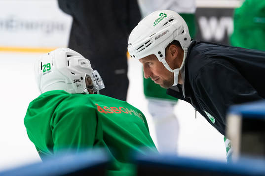 Rögles tränare Cam Abbott pratar md Wilson Johansson på