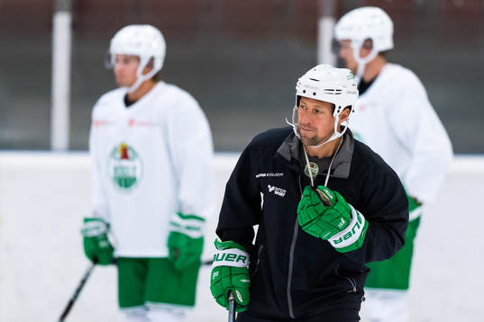 Rögles tränare Cam Abbott på en träning med
