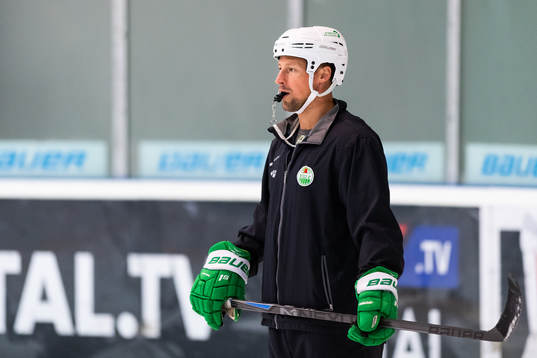 Rögles tränare Cam Abbott på en träning med