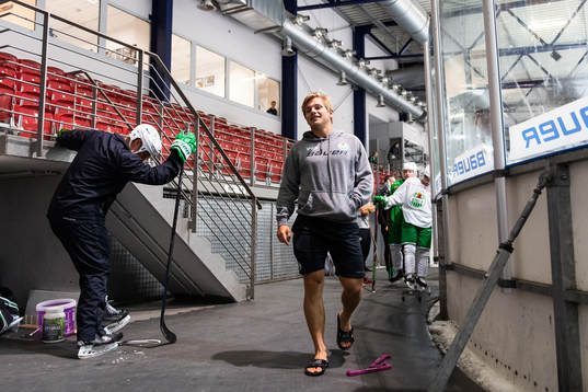 Leon Bristedt på en träning med ishockeylaget Rögle