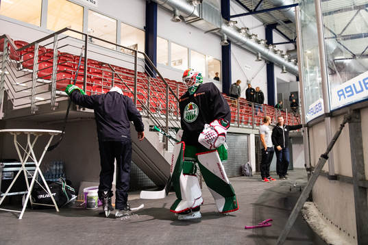 målvakt Roman Will på en träning med ishockeylaget Rögle