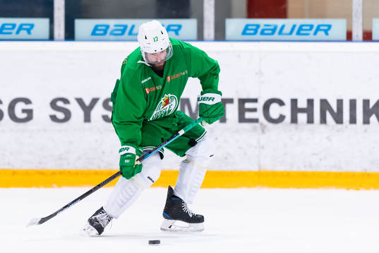 Taylor Matson skjuter på en träning med ishockeylaget