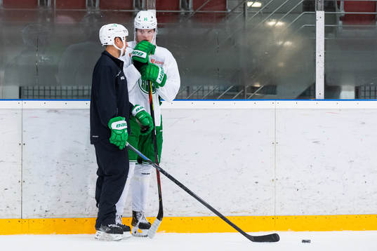 Tränare Cam Abbott och Jakob Bondesson på en träning med