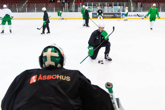 Målvaktstränare Magnus Wennström på en träning med