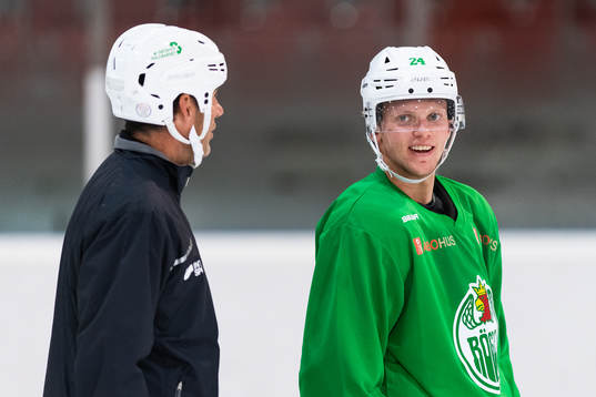 Assisterande tränare Jan Larsson och Kevin Wennström på