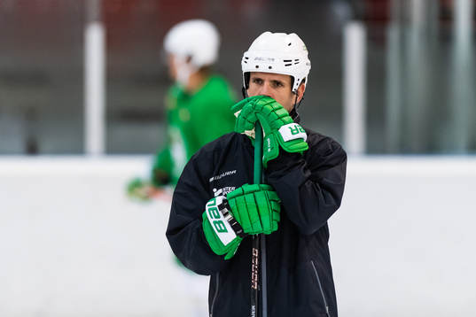 Assisterande tränare Cory Murphy på en träning med
