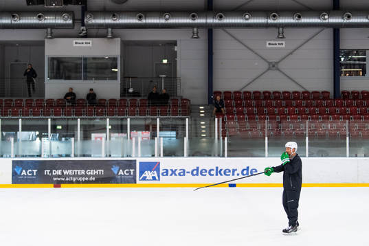 Tränare Cam Abbott på en träning med ishockeylaget Rögle