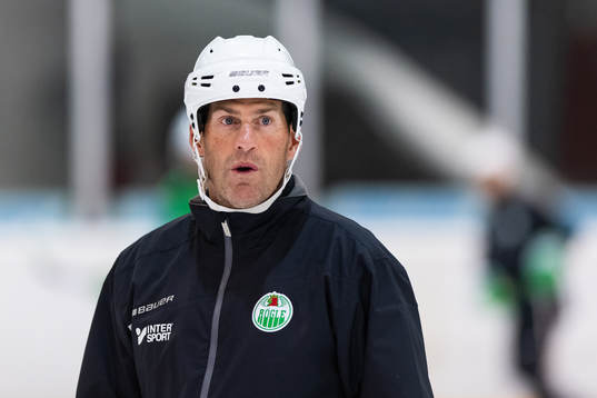 Assisterande tränare Jan Larsson på en träning med