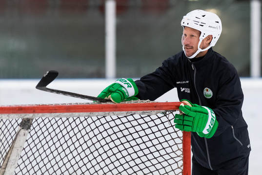 Målvaktstränare Magnus Wennström flyttar en målbur på