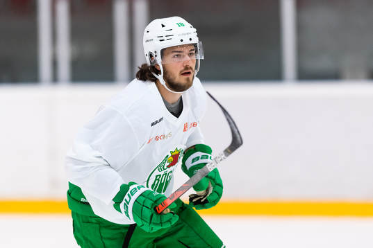 Dennis Everberg på en träning med ishockeylaget Rögle