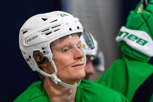Anton Bengtsson på en träning med ishockeylaget Rögle