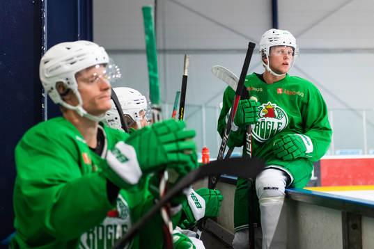 Kevin Wennström sitter på sargen på en träning med