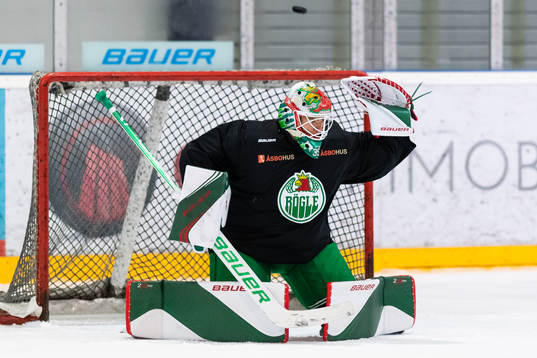 Målvakt Roman Will på en träning med ishockeylaget Rögle