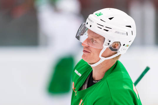 Anton Bengtsson på en träning med ishockeylaget Rögle