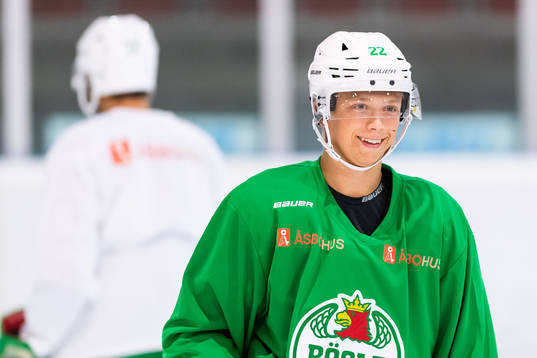 Samuel Jonsson ler på en träning med ishockeylaget Rögle