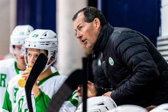 Rögles assisterande tränare Jan Larsson instruerar Wilson