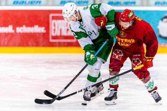 Rögles Niklas Hansson i duell