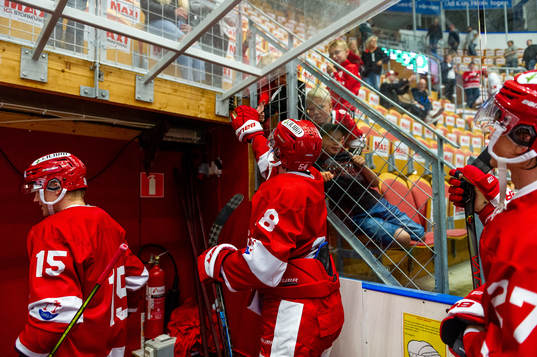 Timrås Jonathan Dahlén tackar publiken