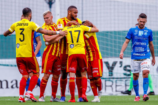 Syrianskas spelare jublar samtidigt som Norrbys Ivo Dominik