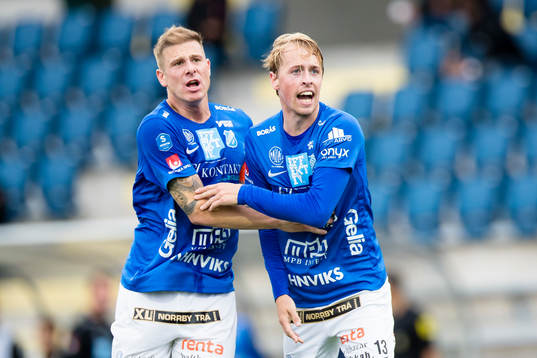 Norrbys Robin Strömberg (h) jublar med Nicklas Savolainen