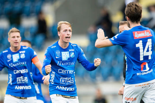 Norrbys Robin Strömberg (m) jublar