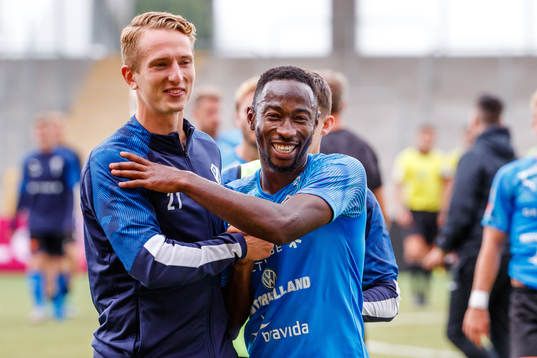 Halmstads Andreas Bengtsson och Sadat Karim jublar