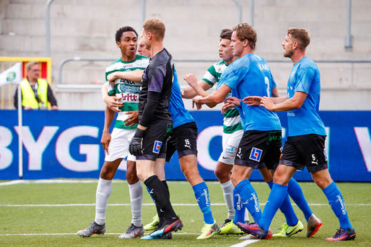Västerås Brian Span i bråk med Halmstads målvakt