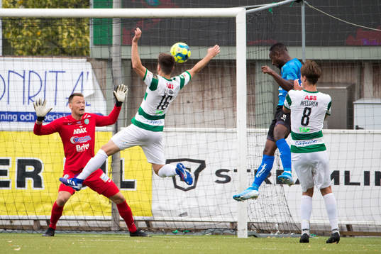 Halmstads Sadat Karim nickar in 2-3 bakom Västerås