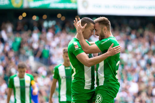 Hammarbys Muamer Tankovic jublar med Nikola Djurdjic