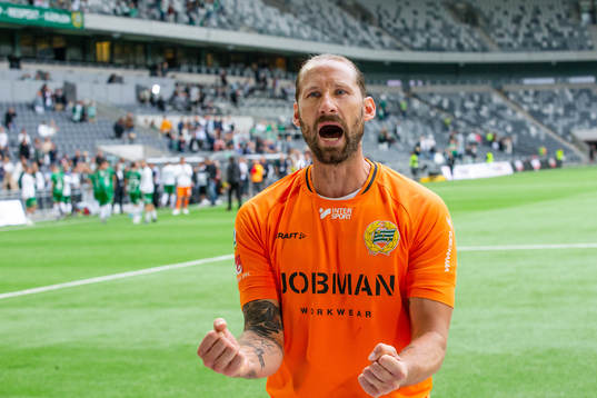Hammarbys målvakt Johan Wiland jublar