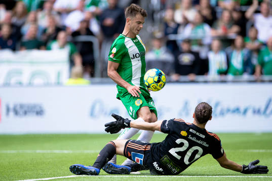 Hammarbys Alexander Kacaniklic med en målchans framför