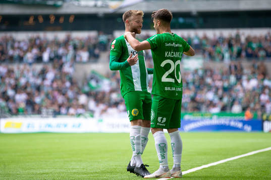 Hammarbys Alexander Kacaniklic jublar med Dennis Widgren