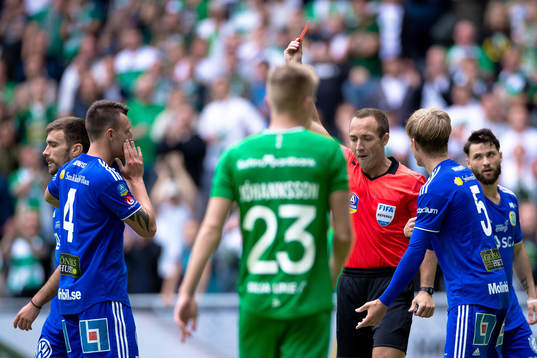Sundsvalls Carlos Gracia får ett rött kort av domare