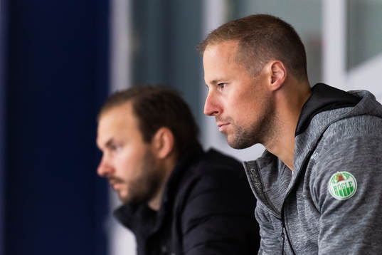 Sportchef Chris Abbott tittar på en träning med